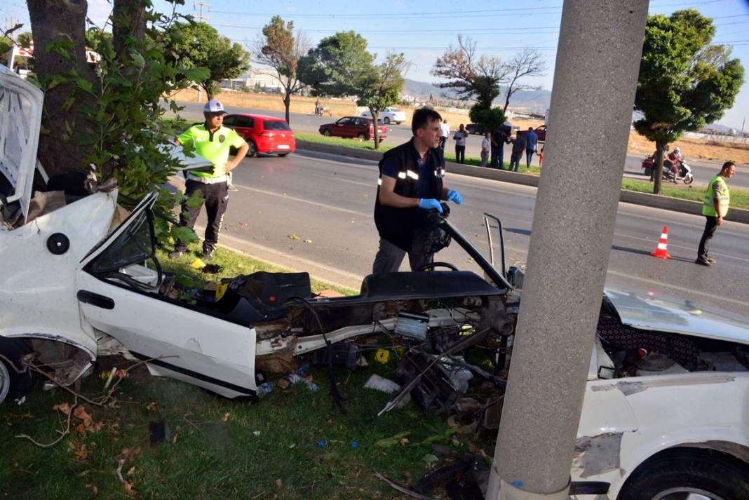 Ağacın içine giren otomobil görenleri hayrete düşürdü! 1 ölü, 1 yaralı 6